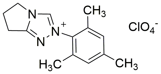 Perclorato de 6,7-dihidro-2-(2,4,6-trimetilfenil)-5H-pirrolo[2,1-c]-1,2,4-triazolio